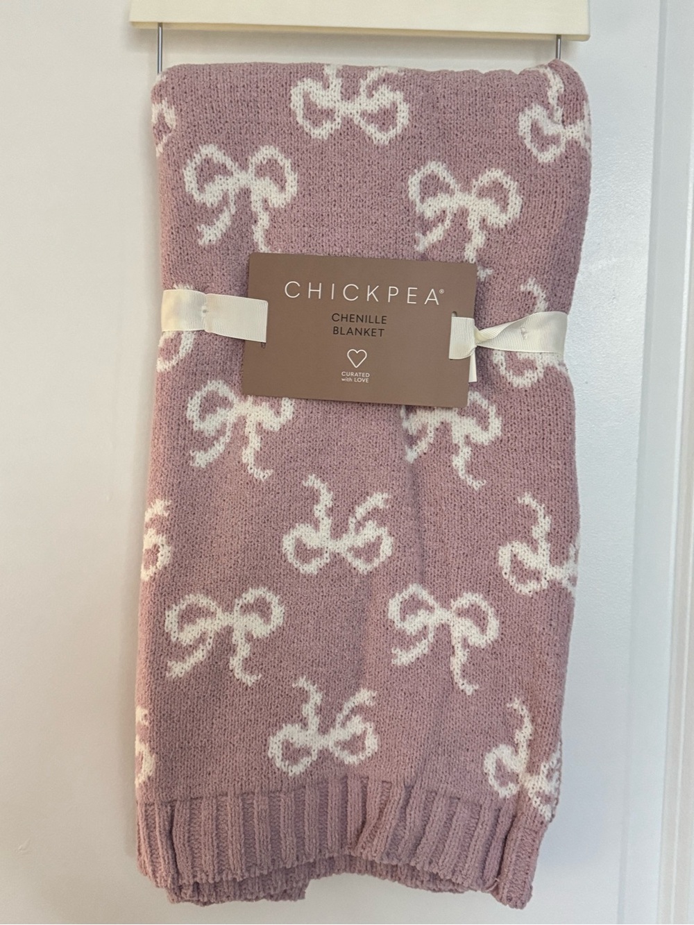Chickpea Pink Chenille blanket - Bow Pattern